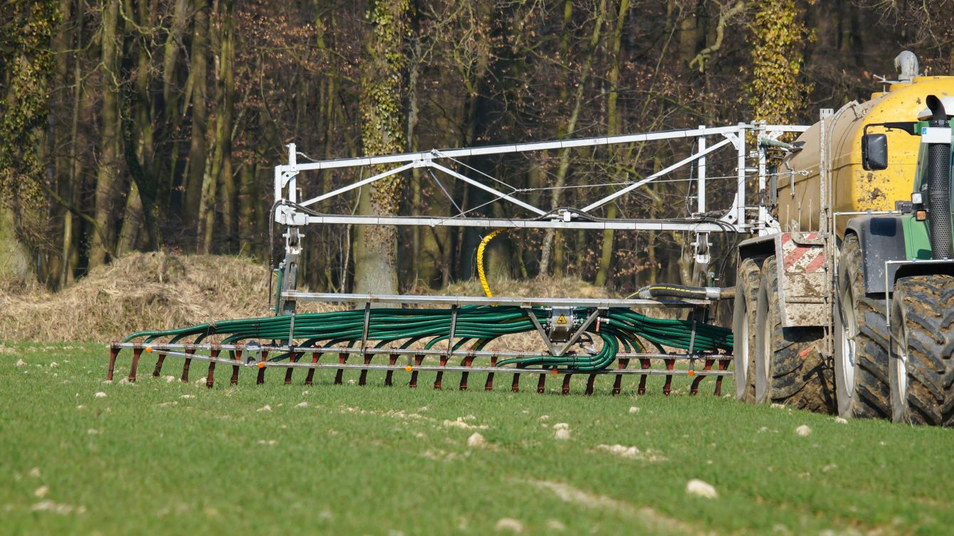 Auf einem Feld wird Gülle ausgebracht.