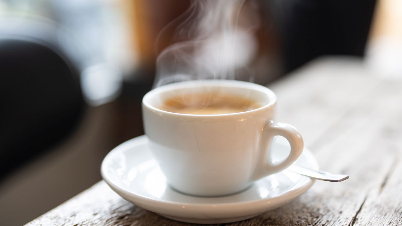 Eine heiße Tasse Kaffee auf einem Holztisch