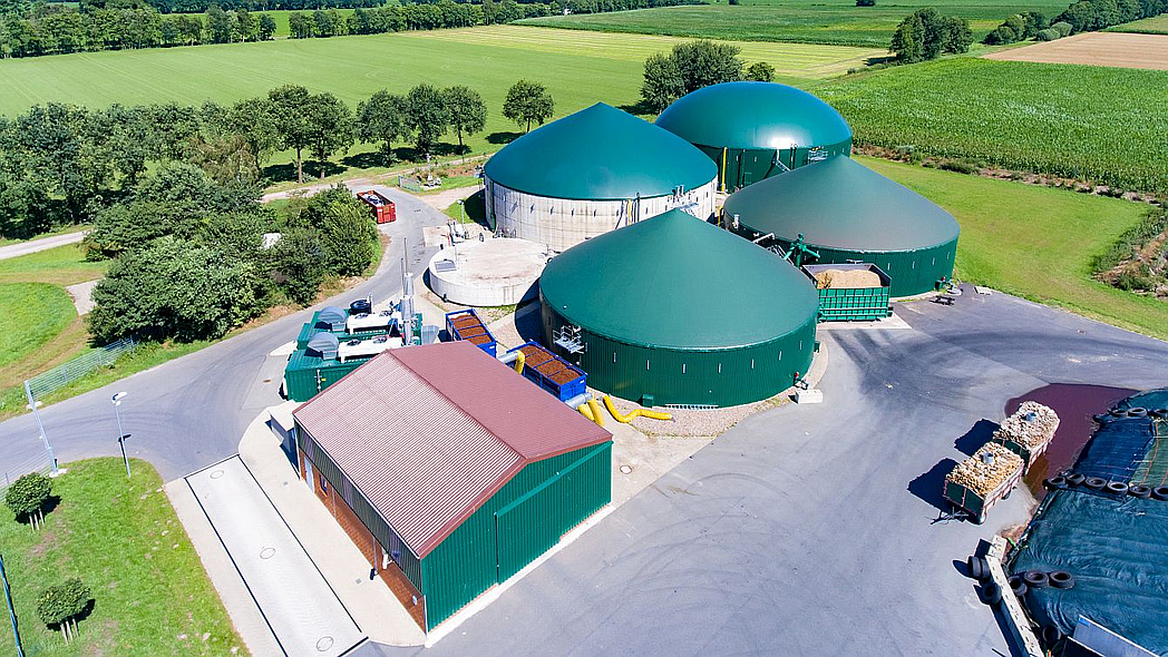 Biogasanlage mit Getreidefeld im Vordergrund