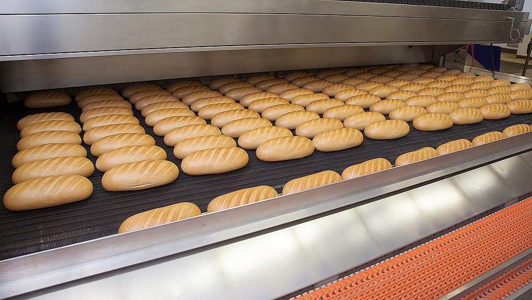 Brote in einer Großbäckerei