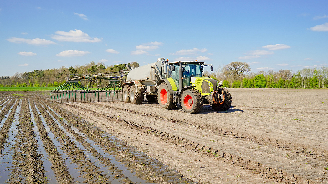 Traktor auf dem Acker bei der Arbeit